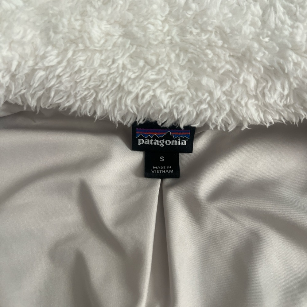 Patagonia Women’s White Fleece Vest - Picture 2 of 4